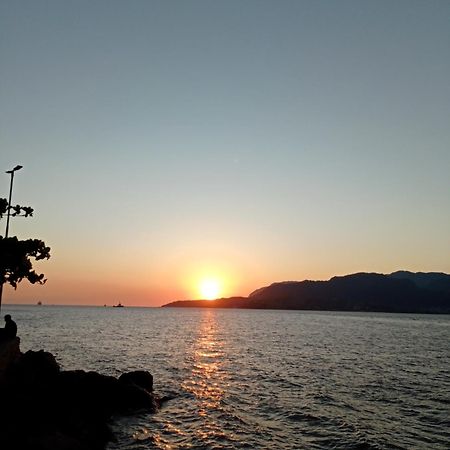 Suite Pe Na Areia- Espaco Independente Na Praia Do Curral Com Localizacao Privilegiada - Simplicidade E Comodidade Com O Por Do Sol Mais Lindo De Ilhabela - Melhor Custo Beneficio Para Ate 4 Pessoas , Na Av Jose Pacheco Do Nascimento Nº 7682 Ngoại thất bức ảnh